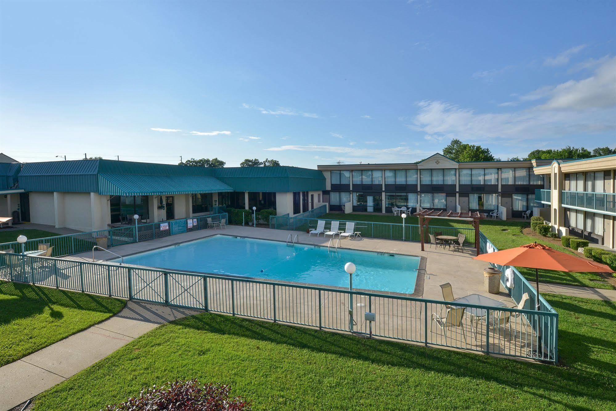 Days Inn By Wyndham Pittsburg Ks Exterior photo