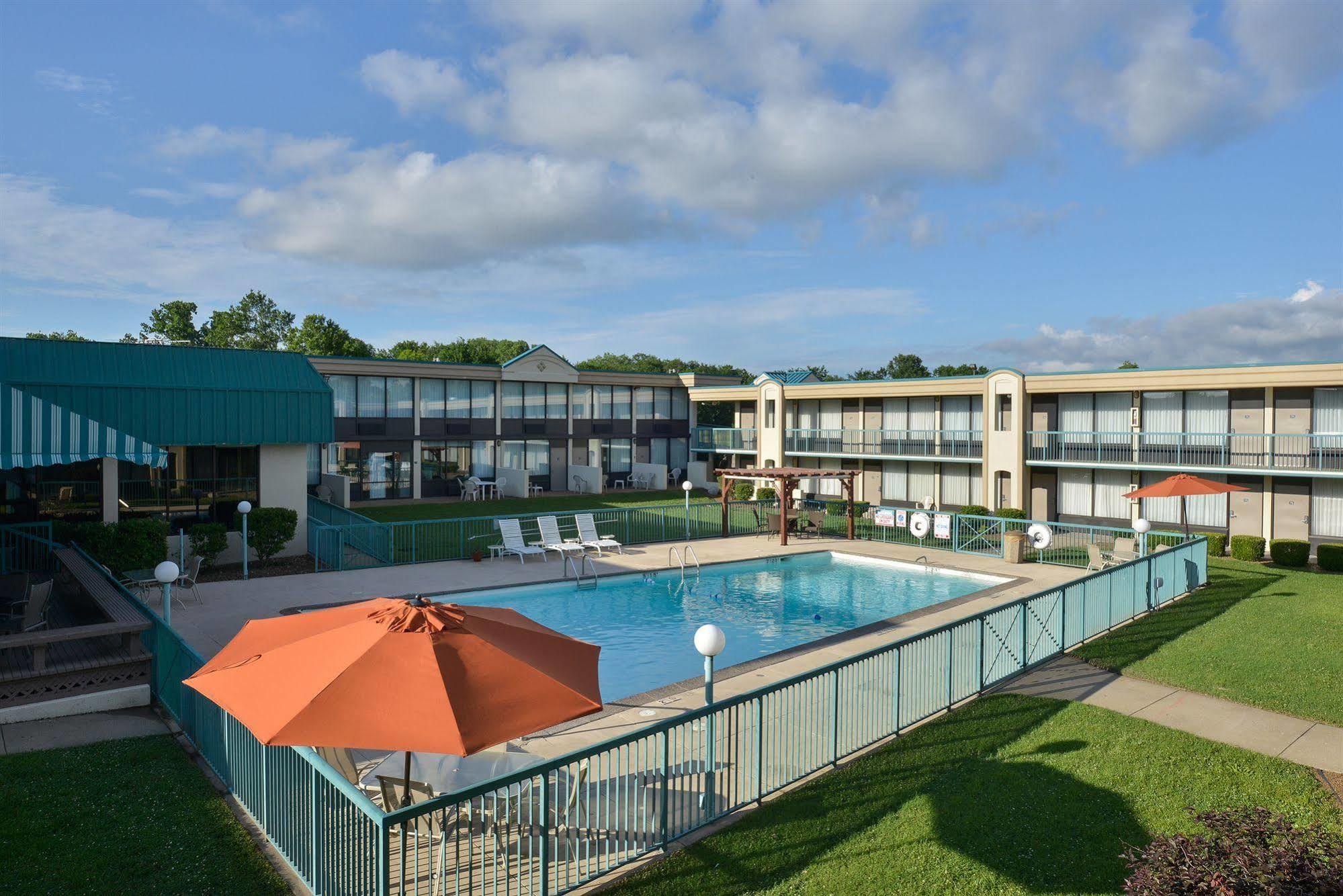 Days Inn By Wyndham Pittsburg Ks Exterior photo
